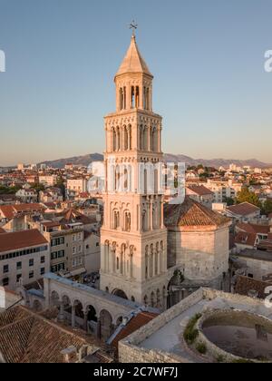 Split, Kroatien - August 15 2019: Ein sommerliches Stadtbild, mit Diokletianspalast, Glockenturm der Kathedrale von St. Domnius & Riva Promenade, Abend Stockfoto