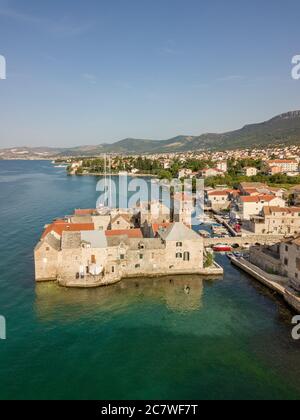 Split, Kroatien - August 19 2019: Luftaufnahme, alte Burg Kaštel Gomilica in der Nähe von Split, Kroatien an der dalmatinischen Küste. Drehort für Game of Thrones. Stockfoto
