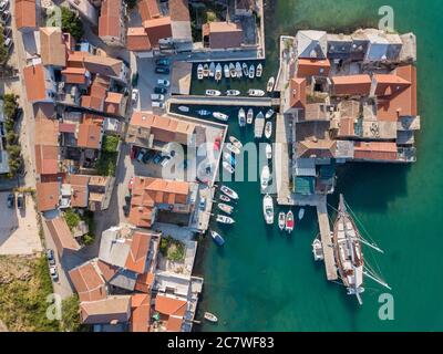 Split, Kroatien - August 19 2019: VogelAnsicht der alten Burg, Kaštel Gomilica, in der Nähe von Split, Kroatien an der dalmatinischen Küste. Ort für Game of Thrones. Stockfoto