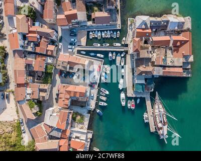 Split, Kroatien - August 19 2019: VogelAnsicht der alten Burg, Kaštel Gomilica, in der Nähe von Split, Kroatien an der dalmatinischen Küste. Ort für Game of Thrones. Stockfoto
