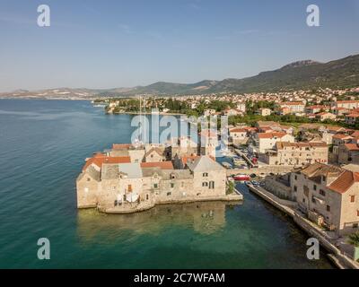 Split, Kroatien - August 19 2019: Luftaufnahme, alte Burg Kaštel Gomilica in der Nähe von Split, Kroatien an der dalmatinischen Küste. Drehort für Game of Thrones. Stockfoto
