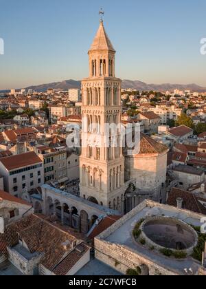 Split, Kroatien - August 15 2019: Ein sommerliches Stadtbild, mit Diokletianspalast, Glockenturm der Kathedrale von St. Domnius & Riva Promenade, Abend Stockfoto