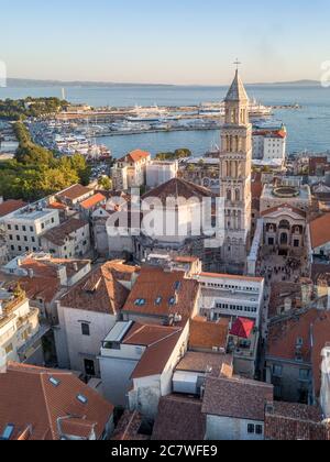 Split, Kroatien - August 15 2019: Ein sommerliches Stadtbild, mit Diokletianspalast, Glockenturm der Kathedrale von St. Domnius & Riva Promenade, Abend Stockfoto