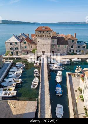 Split, Kroatien - August 19 2019: Luftaufnahme, alte Burg Kaštel Gomilica in der Nähe von Split, Kroatien an der dalmatinischen Küste. Drehort für Game of Thrones. Stockfoto