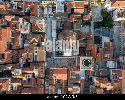 Split, Kroatien - August 15 2019: Eine Vogelperspektive auf das Stadtzentrum von Split mit dem Diokletianspalast und dem Glockenturm der Kathedrale des hl. Domnius Stockfoto