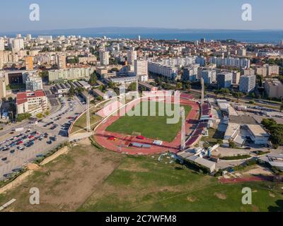 Split, Kroatien - August 19 2019: Eine Luftaufnahme des Stadions Park Mladeži Stadion, Leichtathletik-Strecke und Heimat des RNK Split Fußballverein. Stockfoto