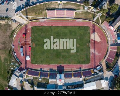 Split, Kroatien - August 19 2019: Eine Luftaufnahme des Stadions Park Mladeži Stadion, Leichtathletik-Strecke und Heimat des RNK Split Fußballverein. Stockfoto