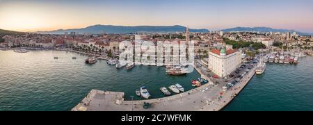 Split, Kroatien - August 15 2019: Panoramabild von Split, mit Diokletianspalast, Glockenturm der Kathedrale von St. Domnius & Riva Promenade, Abend Stockfoto