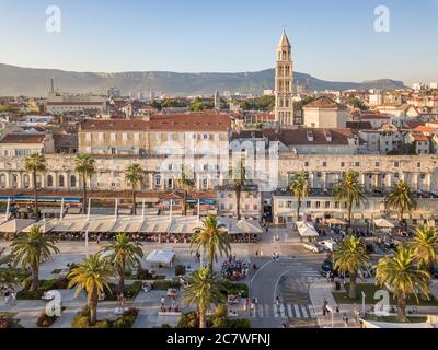 Split, Kroatien - August 15 2019: Ein sommerliches Stadtbild, mit Diokletianspalast, Glockenturm der Kathedrale von St. Domnius & Riva Promenade, Abend Stockfoto