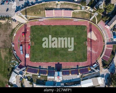 Split, Kroatien - August 19 2019: Eine Luftaufnahme des Stadions Park Mladeži Stadion, Leichtathletik-Strecke und Heimat des RNK Split Fußballverein. Stockfoto