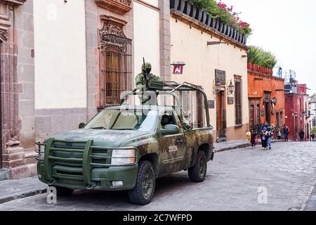 Schwer bewaffnete Soldaten der mexikanischen Armee patrouillieren das historische Zentrum während der Erhöhung der Sicherheit, da die Stadt den 251.Geburtstag des mexikanischen Unabhängigkeitshelden Ignacio Allende feiert 21. Januar 2020 in San Miguel de Allende, Guanajuato, Mexiko. Stockfoto