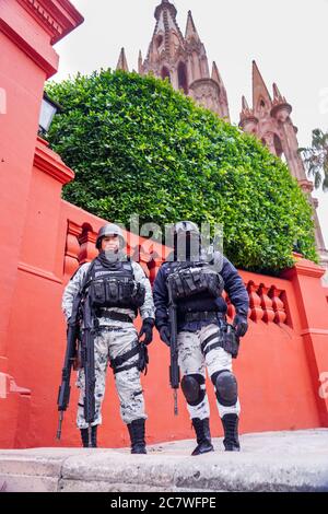 Schwer bewaffnete Soldaten der mexikanischen Nationalgarde stehen während der Erhöhung der Sicherheit bei der Kirche Parroquia de San Miguel Arcangel unter der Wache, da die Stadt den 251.Geburtstag des mexikanischen Unabhängigkeitshelden Ignacio Allende feiert 21. Januar 2020 in San Miguel de Allende, Guanajuato, Mexiko. Stockfoto