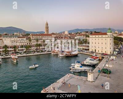 Split, Kroatien - August 15 2019: Ein sommerliches Stadtbild, mit Diokletianspalast, Glockenturm der Kathedrale von St. Domnius & Riva Promenade, Abend Stockfoto
