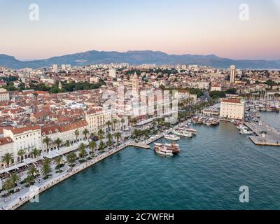 Split, Kroatien - August 15 2019: Ein sommerliches Stadtbild, mit Diokletianspalast, Glockenturm der Kathedrale von St. Domnius & Riva Promenade, Abend Stockfoto
