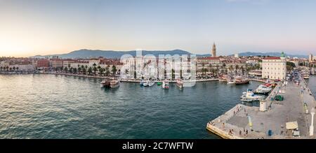 Split, Kroatien - August 15 2019: Panoramabild von Split, mit Diokletianspalast, Glockenturm der Kathedrale von St. Domnius & Riva Promenade, Abend Stockfoto