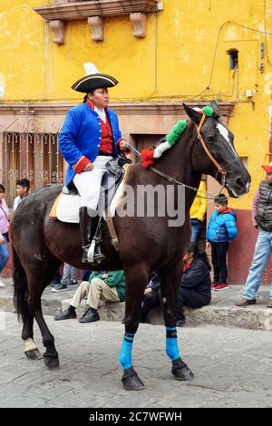 Ein historischer Schauspieler reitet auf einem Pferd in spanischer Kolonialuniform während einer Parade zum 251. Geburtstag des mexikanischen Unabhängigkeitshelden Ignacio Allende 21. Januar 2020 in San Miguel de Allende, Guanajuato, Mexiko. Allende, aus einer wohlhabenden Familie in San Miguel, spielte eine wichtige Rolle im Unabhängigkeitskrieg gegen Spanien 1810 und später von seiner Heimatstadt geehrt durch seinen Namen. Stockfoto