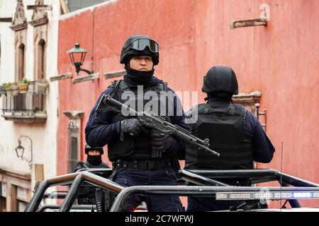 Schwer bewaffnete mexikanische Polizisten patrouillieren das historische Zentrum während der Erhöhung der Sicherheit, da die Stadt den 251.Geburtstag des mexikanischen Unabhängigkeitshelden Ignacio Allende feiert 21. Januar 2020 in San Miguel de Allende, Guanajuato, Mexiko. Stockfoto