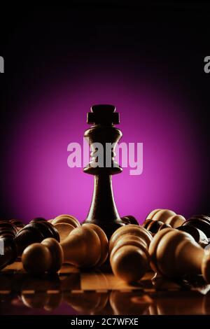 Schach auf dem Brett. Schwarz-Weiß-Team Stockfoto