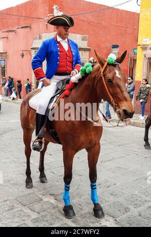 Ein historischer Schauspieler reitet auf einem Pferd in spanischer Kolonialuniform während einer Parade zum 251. Geburtstag des mexikanischen Unabhängigkeitshelden Ignacio Allende 21. Januar 2020 in San Miguel de Allende, Guanajuato, Mexiko. Allende, aus einer wohlhabenden Familie in San Miguel, spielte eine wichtige Rolle im Unabhängigkeitskrieg gegen Spanien 1810 und später von seiner Heimatstadt geehrt durch seinen Namen. Stockfoto