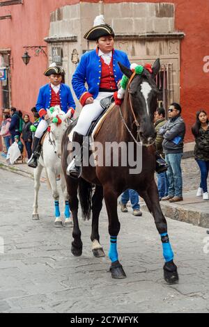 Ein historischer Schauspieler reitet auf einem Pferd in spanischer Kolonialuniform während einer Parade zum 251. Geburtstag des mexikanischen Unabhängigkeitshelden Ignacio Allende 21. Januar 2020 in San Miguel de Allende, Guanajuato, Mexiko. Allende, aus einer wohlhabenden Familie in San Miguel, spielte eine wichtige Rolle im Unabhängigkeitskrieg gegen Spanien 1810 und später von seiner Heimatstadt geehrt durch seinen Namen. Stockfoto