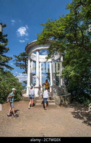 Jalta, Krim - 5. Juli 2019. Silber Pavillon auf Pendikul Berg in Bergwald Naturschutzgebiet. Stockfoto