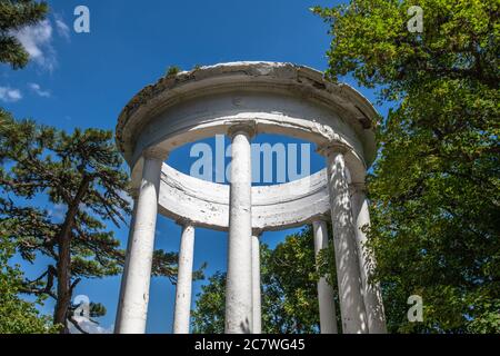 Silber Pavillon auf Pendikul Berg im Bergwald Naturschutzgebiet in Jalta, Krim Stockfoto