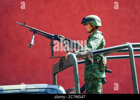 Schwer bewaffnete Soldaten der mexikanischen Armee patrouillieren das historische Zentrum während der Erhöhung der Sicherheit, da die Stadt den 251.Geburtstag des mexikanischen Unabhängigkeitshelden Ignacio Allende feiert 21. Januar 2020 in San Miguel de Allende, Guanajuato, Mexiko. Stockfoto