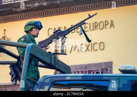 Schwer bewaffnete Soldaten der mexikanischen Armee patrouillieren das historische Zentrum während der Erhöhung der Sicherheit, da die Stadt den 251.Geburtstag des mexikanischen Unabhängigkeitshelden Ignacio Allende feiert 21. Januar 2020 in San Miguel de Allende, Guanajuato, Mexiko. Stockfoto