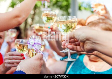Cheers. Gruppe von Menschen trinken und Toasten im Restaurant. Hände halten Gläser Champagner und Wein und Toast. Weihnachten neues Jahr Hochzeit im Urlaub Party Time. Feier und Nachtleben Konzept Stockfoto