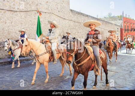 Mexikanische Cowboys reiten ihre Pferde in einer Parade zum 251.Geburtstag des mexikanischen Unabhängigkeitshelden Ignacio Allende 21. Januar 2020 in San Miguel de Allende, Guanajuato, Mexiko. Allende, aus einer wohlhabenden Familie in San Miguel, spielte eine wichtige Rolle im Unabhängigkeitskrieg gegen Spanien 1810 und später von seiner Heimatstadt geehrt durch seinen Namen. Stockfoto