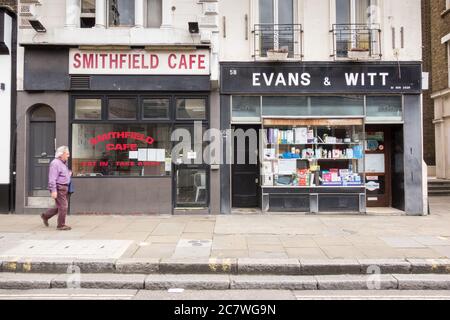 Das Äußere des Smithfield Cafe und der Bahnhofsstationen Evans und Witt auf der Long Lane, Smithfield, London, EC1, Großbritannien Stockfoto