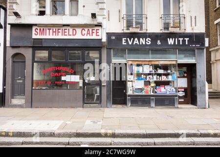 Das Äußere des Smithfield Cafe und der Bahnhofsstationen Evans und Witt auf der Long Lane, Smithfield, London, EC1, Großbritannien Stockfoto