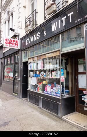 Das Äußere des Smithfield Cafe und der Bahnhofsstationen Evans und Witt auf der Long Lane, Smithfield, London, EC1, Großbritannien Stockfoto