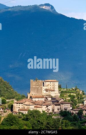 Die Burg und das mittelalterliche Dorf Tenno. Im Hintergrund monte Creino. Südtirol, Trento Provinz, Trentino Alto-Adige, Italien, Europa. Stockfoto