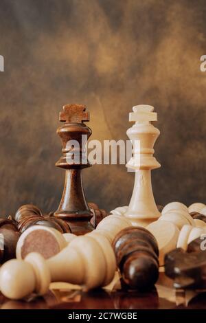 Schach auf dem Brett. Schwarz-Weiß-Team Stockfoto