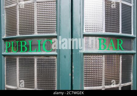 Beschilderung für öffentliche Bars am Eingang des öffentlichen Hauses Hand und Shears in der Middle Street, Smithfield, London, EC1, Großbritannien Stockfoto