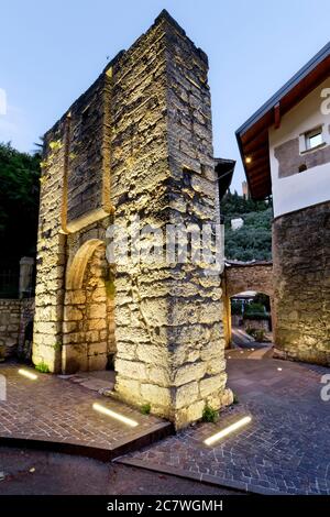 Mittelalterliches Tor bei Arco. Alto Garda, Trentino, Italien. Stockfoto