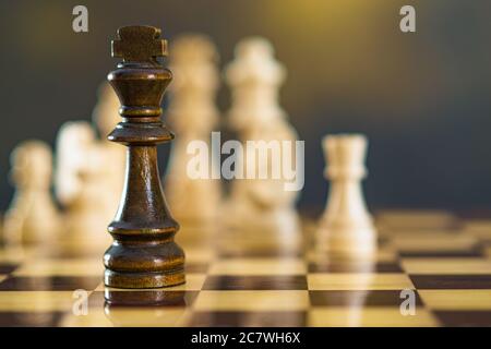 Schach auf dem Brett. Schwarz-Weiß-Team Stockfoto