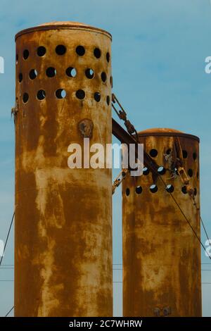 Verlassene alte und rostige Fabrik Kamin Stockfoto