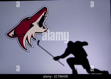 TORONTO, KANADA, 17. JULI: Arizona Coyotes Logo. Professionelle NHL-Eishockey-Spieler feiern Tor. Silhouette Foto, Bearbeiten Raum Stockfoto