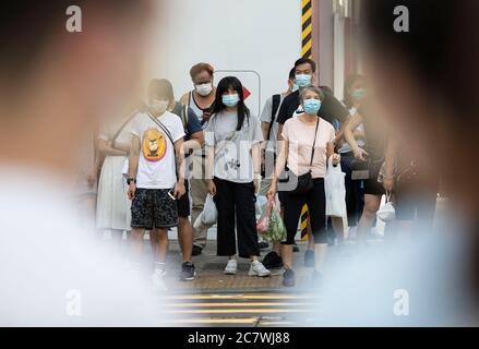 Hongkong, China. Juli 2020. Menschen mit Gesichtsmaske als Vorsichtsmaßnahme gegen das COVID-19 Coronavirus in Hongkong, China, 18. Juli 2020. Kredit: May James/ZUMA Wire/Alamy Live Nachrichten Stockfoto