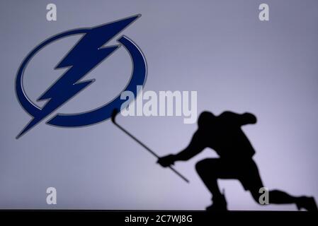 TORONTO, KANADA, 17. JULI: Tampa Bay Lightning Logo. Professionelle NHL-Eishockey-Spieler feiern Tor. Silhouette Foto, Bearbeiten Raum Stockfoto