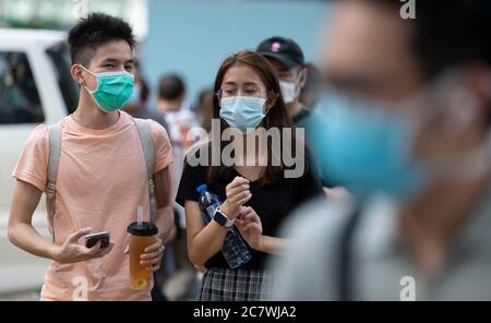 Hongkong, China. Juli 2020. Menschen mit Gesichtsmaske als Vorsichtsmaßnahme gegen das COVID-19 Coronavirus in Hongkong, China, 18. Juli 2020. Kredit: May James/ZUMA Wire/Alamy Live Nachrichten Stockfoto