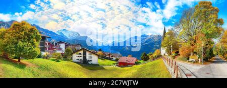 Tolle Herbstansicht des malerischen Bergdorfes Wengen. Sonnige Morgenszene der Schweizer Alpen. Ort: Wengen Dorf, Berner Oberland, Schweiz, Stockfoto