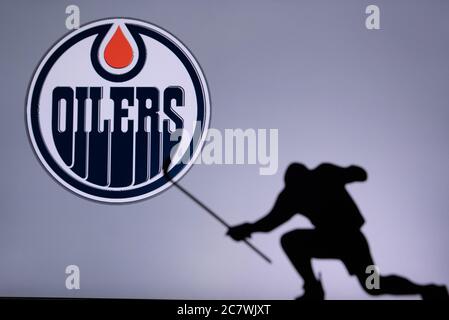 TORONTO, KANADA, 17. JULI: Edmonton Oilers Logo. Professionelle NHL-Eishockey-Spieler feiern Tor. Silhouette Foto, Bearbeiten Raum Stockfoto