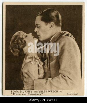 'Love Scenes from Famous Films' Kensitas Zigarettenkarte - Edna Murphy und Niles Welch in 'Ermine and Strasssteinchen'. Zweite Serie, veröffentlicht 1932 von J. Wix & Sons Ltd Stockfoto