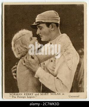 'Love Scenes from Famous Films' Kensitas Zigarettenkarte - Norman Kerry und Mary Nolan in 'The Foreign Legion'. Zweite Serie, veröffentlicht 1932 von J. Wix & Sons Ltd Stockfoto