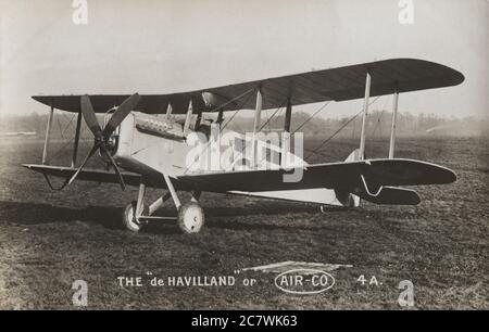 Der dreisitzige Traktor De Havilland / AIRCO DH.4A wurde von der Aircraft Manufacturing Co. Ltd., Hendon, London, N.W.9, entworfen und gebaut. – Motor 360 PS Geschwindigkeit 130 m/h. bei 5.000 Fuß Klettern Sie bis zu 12 Minuten. Ausdauer (volle Geschwindigkeit bei 5.000 Fuß) 400 Meilen. Als schnelle Passagiermaschine von den Kommunikationsgeschwadern der Royal Air Force eingesetzt und von Kabinettsministern zwischen London und Paris kontinuierlich für die Beförderung zur und von der Friedenskonferenz eingesetzt. Stockfoto