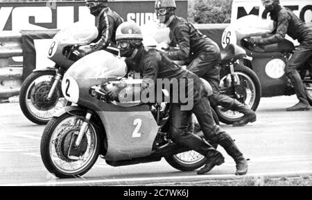 Der Start eines Motorradrennens, um 1968. Der Konkurrent im Vordergrund ist ein italienisch gemachtes MV Agusta Bike zu fahren. Die Fahrer sind Push-Start ihre Motorräder. Stockfoto