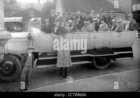 Ein Charabanc-Reisebus der East Kent Road Car Company Limited nimmt eine Gruppe von Passagieren mit auf einen Tagesausflug. Anfang der 1930er Jahre. Stockfoto